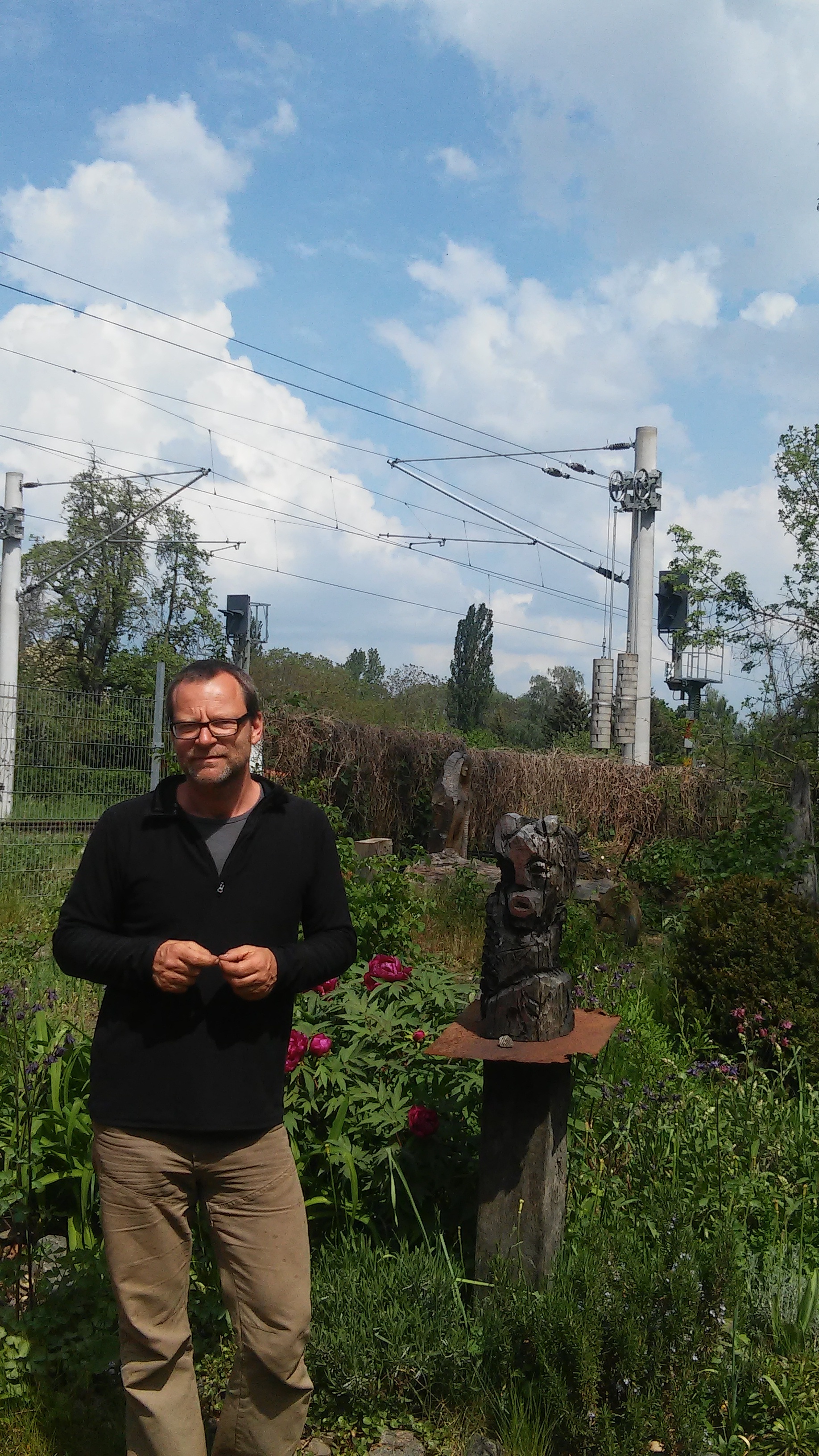 Christoph Hundhammer, dort wo viele seiner Skulpturen entstehen: Im Blockstellwerk Elsteraue, Foto: Alrun Tauché