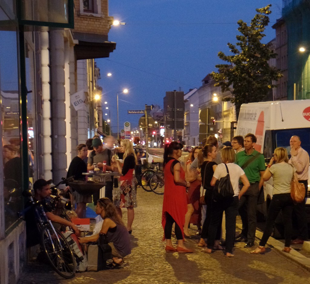 Abschlussabend der 7. Nacht der Kunst in und vor der Georg-Schumann-Straße 130, Foto: Roland Löbel